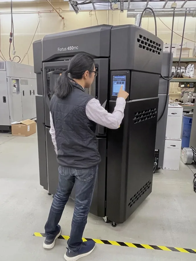 Stratasys Fortus 450mc（産業用 FDM 3D プリンター）を操作する様子