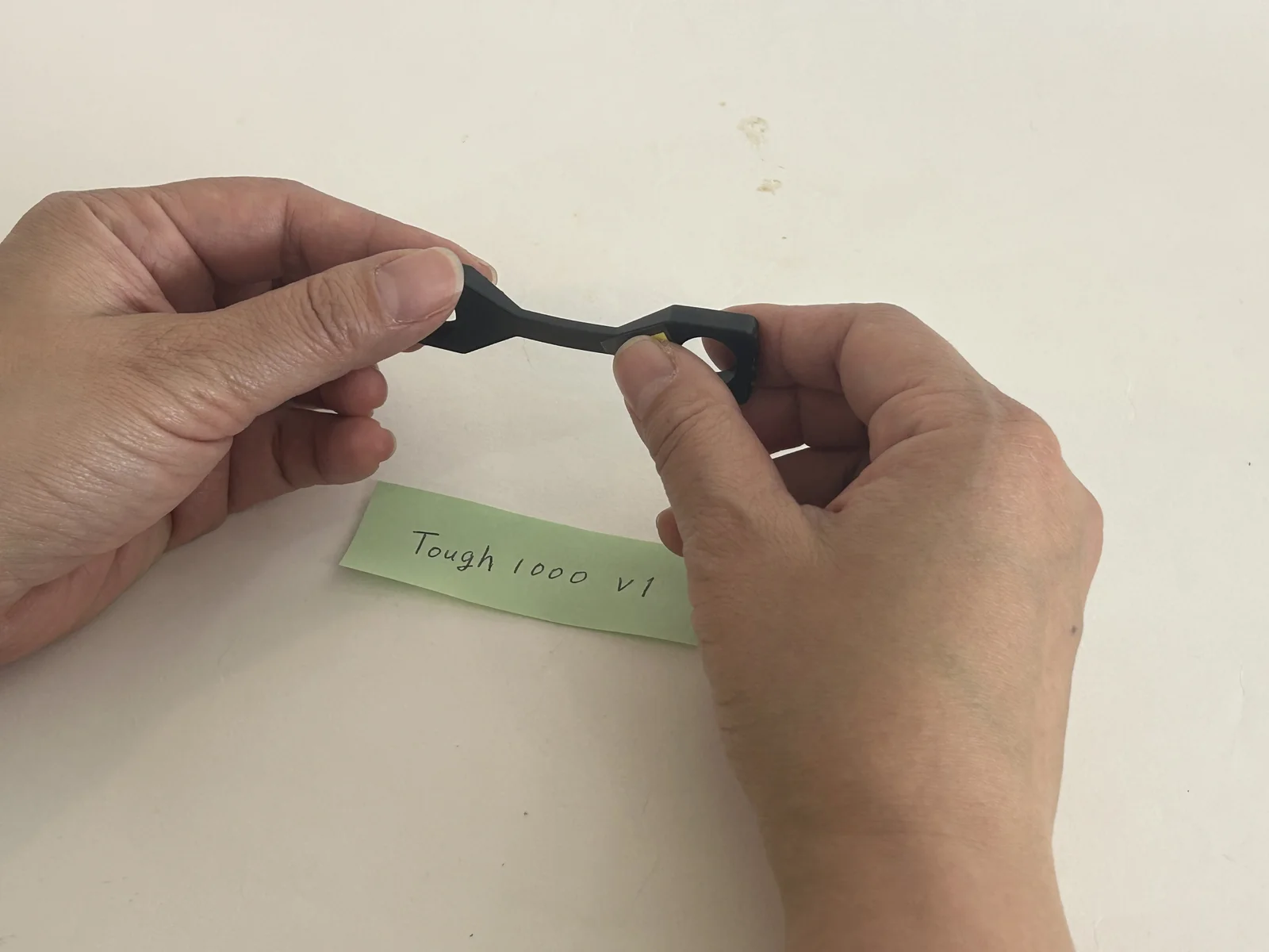 Tough 1000 V1のダンベル型試験片を手で曲げたところ