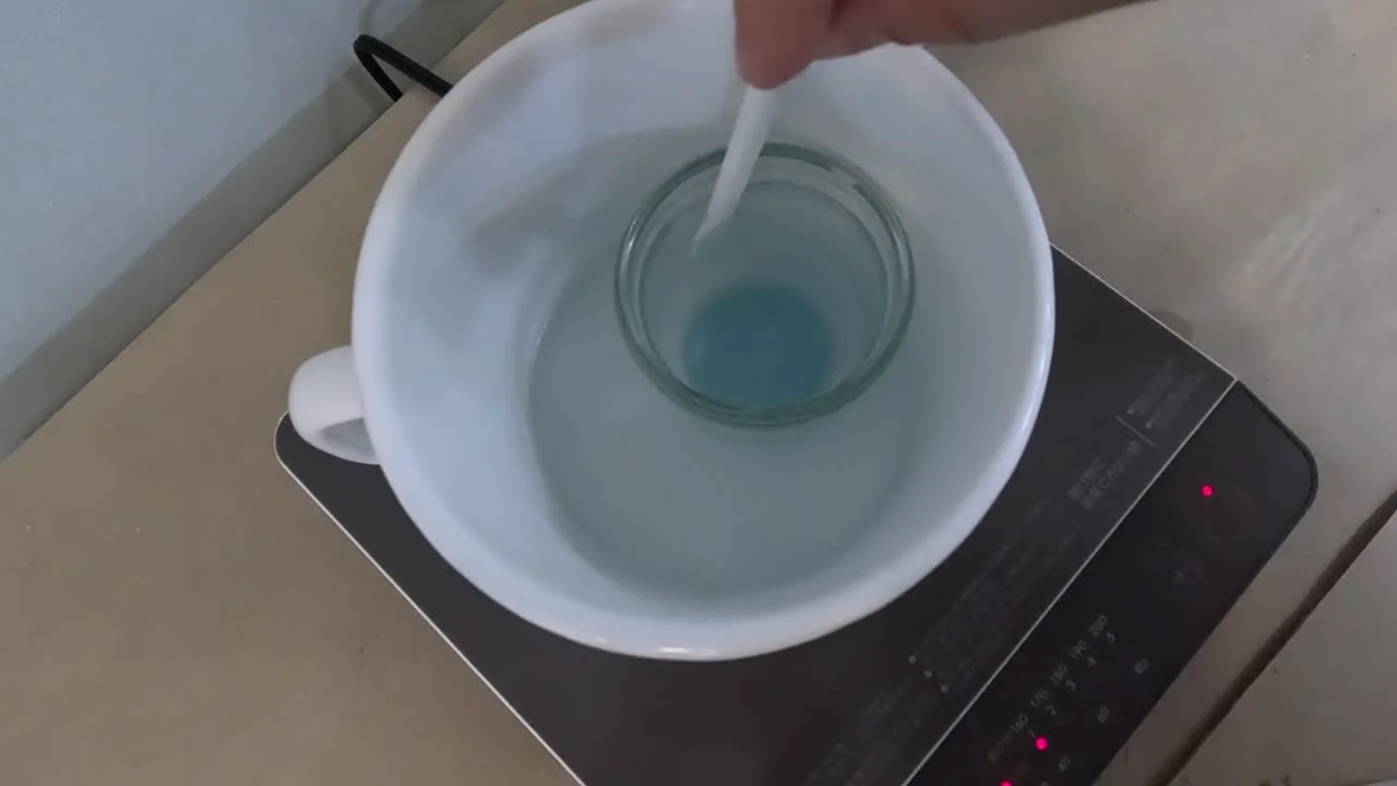 IH調理器の湯煎で石鹸素地を溶かしながら着色するところ