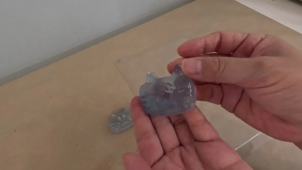真空成形した型で作ったねこの石鹸と、その原型