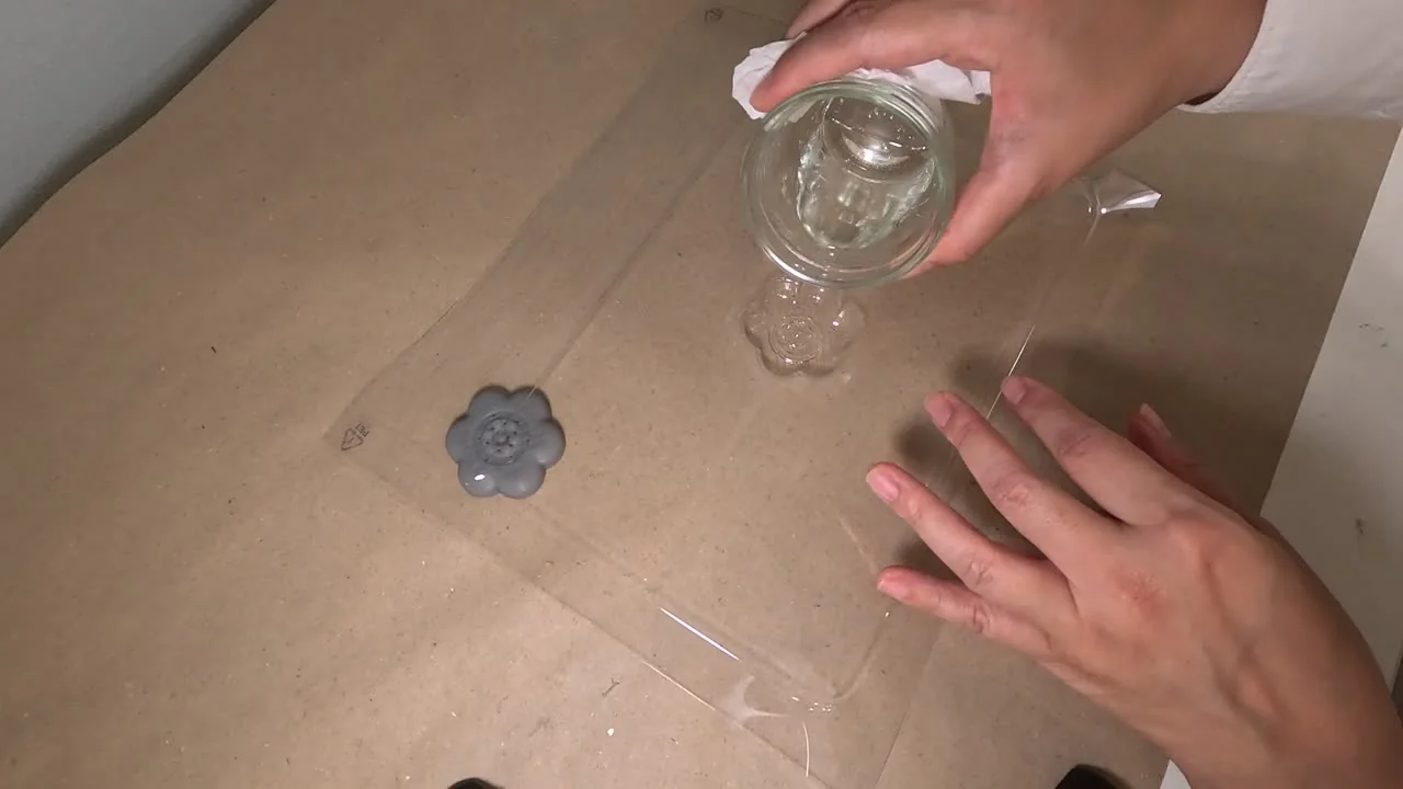 溶かした石鹸素地をはなの型に流し込むところ