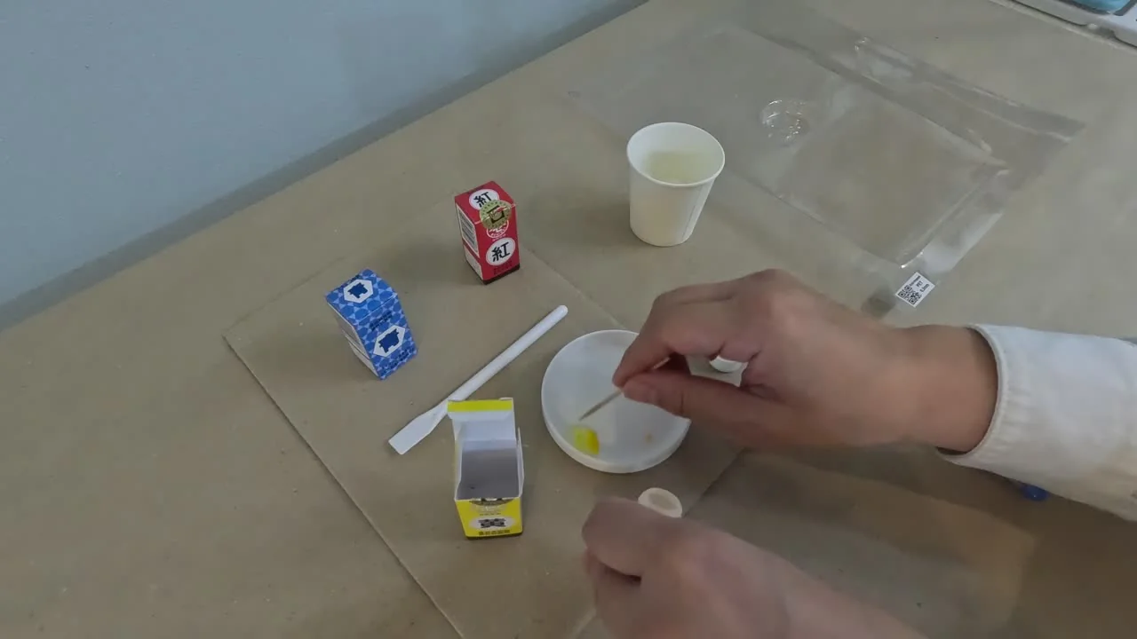着色料を溶かした石鹸素地に混ぜるところ