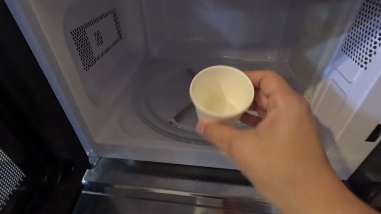 紙コップに入れた石鹸素地を電子レンジで溶かすところ