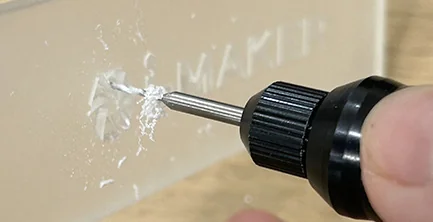ミニルーターのドリルで原型に空気穴を開けるところ
