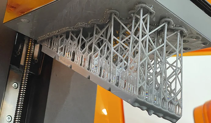 光造形3Dプリンターのビルドプラットフォームに付いた、サポート付きの原型