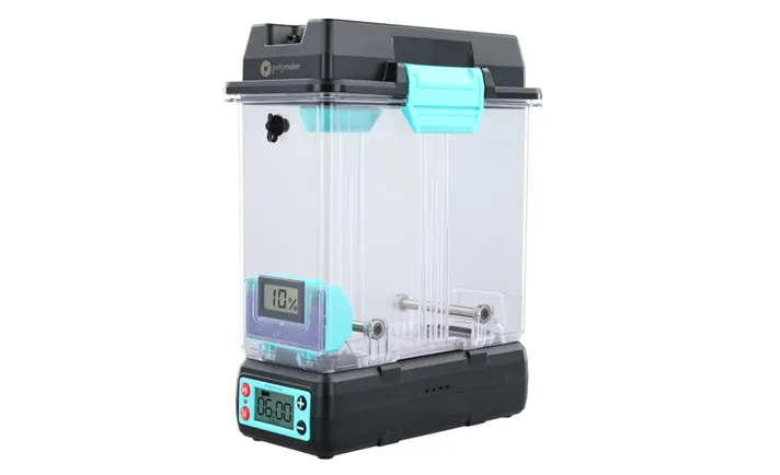 Polymaker PolyDryer 本体。ドライヤードックにフィラメントボックスを載せた状態