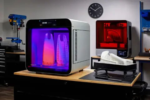 Form 4Lによる大型光造形パーツと新型Form Cure Lでの検証イメージ