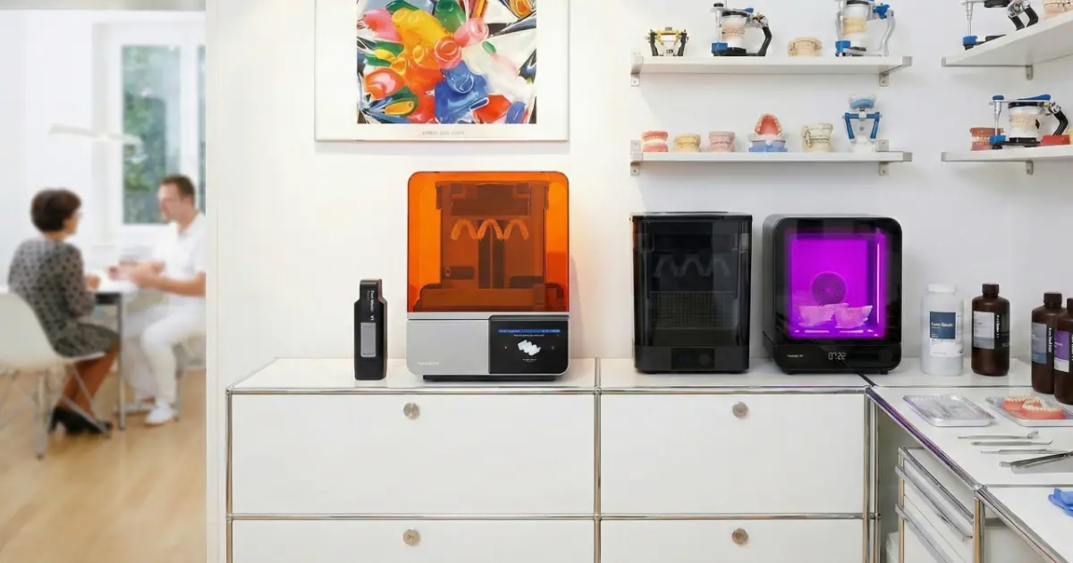 清潔な歯科院内ラボの洗浄ステーションと3Dプリンター