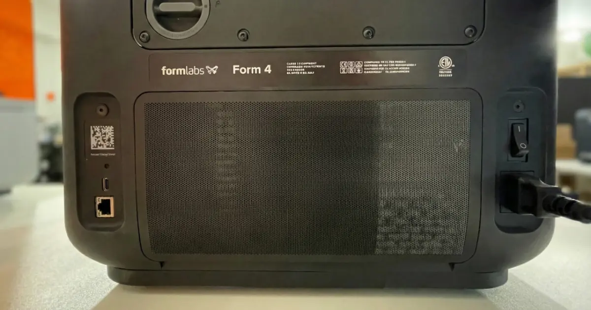 Form 4 背面のイーサネットとUSB-Cポート接続イメージ