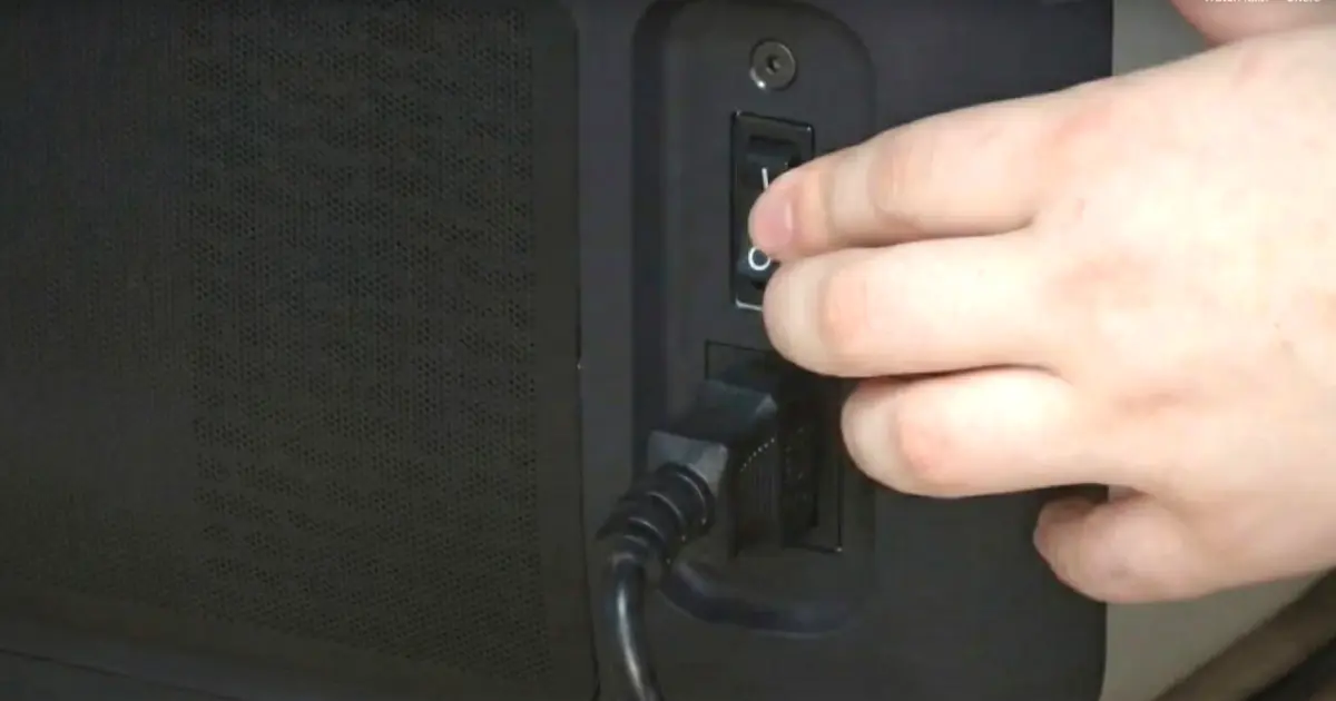 Form 4の背面にある電源スイッチをオフにし、安全を確保している様子