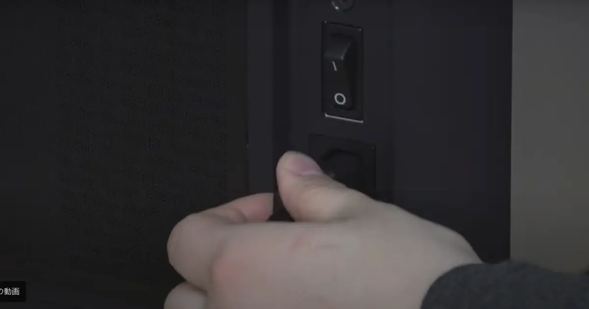 Form 4 背面の電源スイッチ位置とケーブル接続