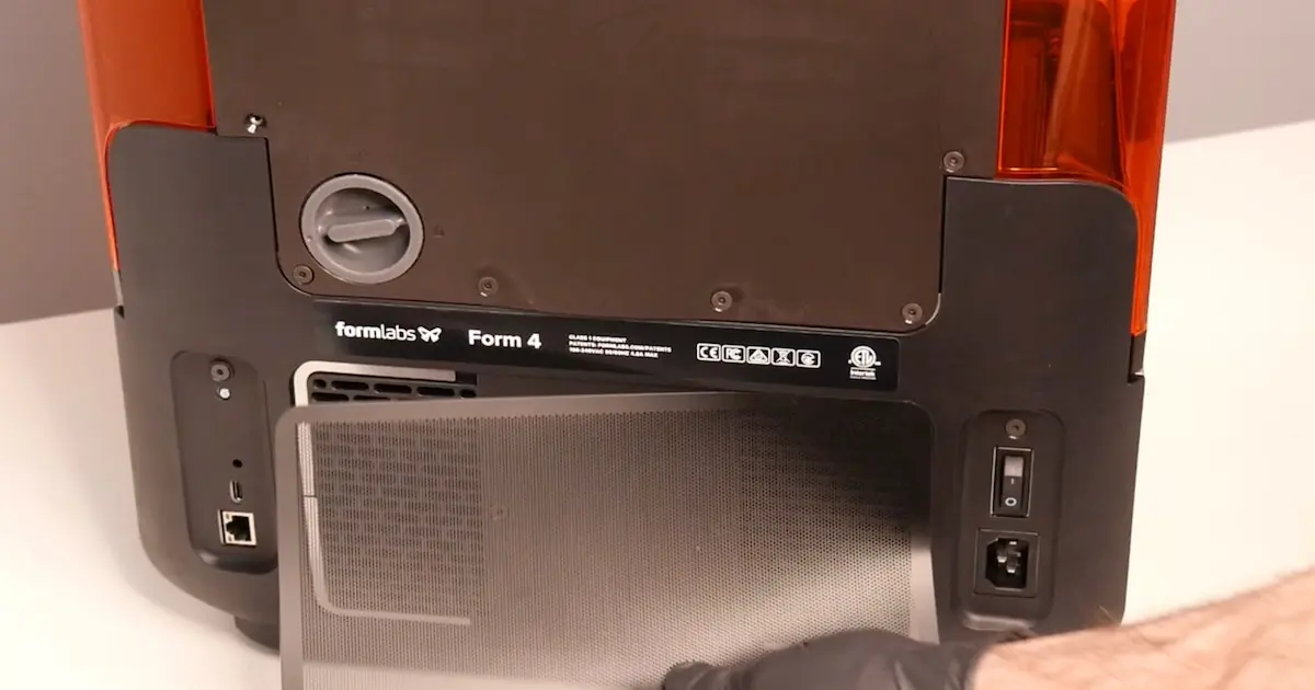 Form 4 背面のリアメッシュフィルターの位置