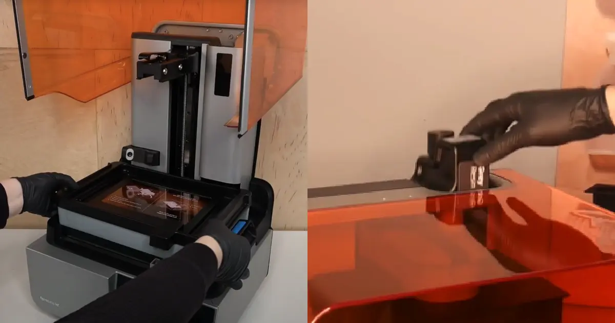 Form 4のカバーを開け、レジンカートリッジとタンクがセットされている様子。手前には洗浄液 3D Medsupoのボトルが準備されている。