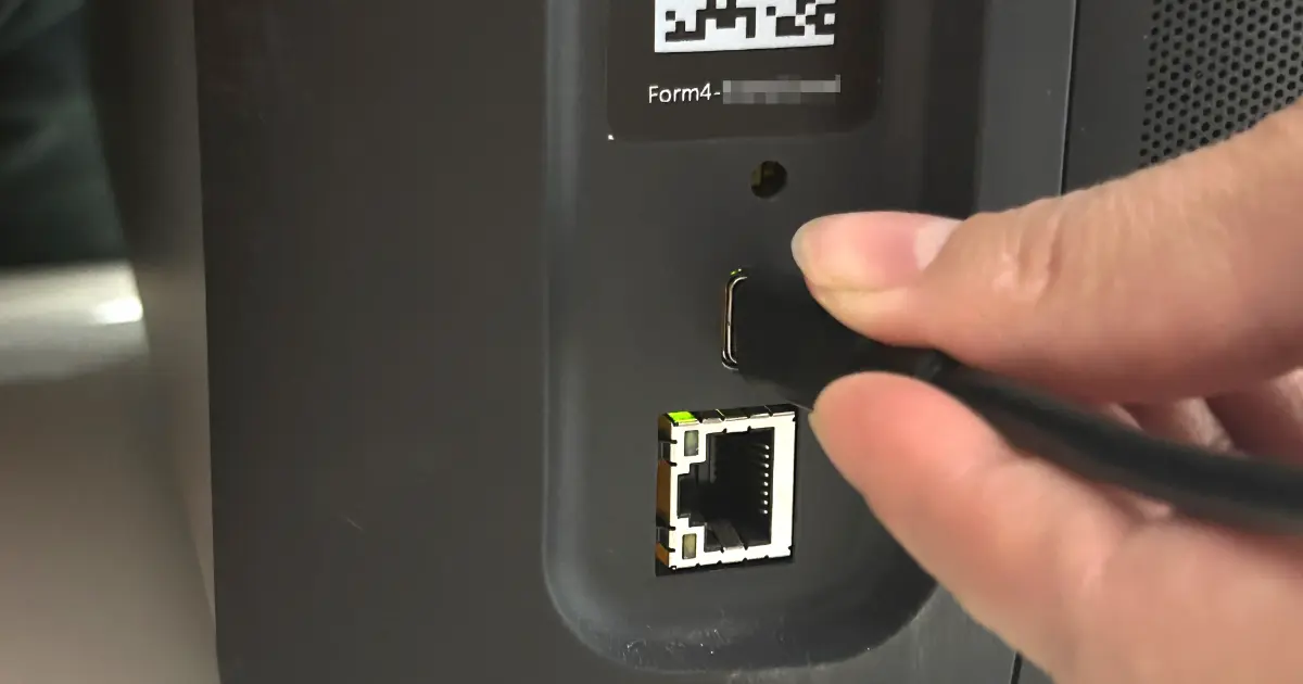 Form 4の背面にUSB-Cケーブルを接続している様子