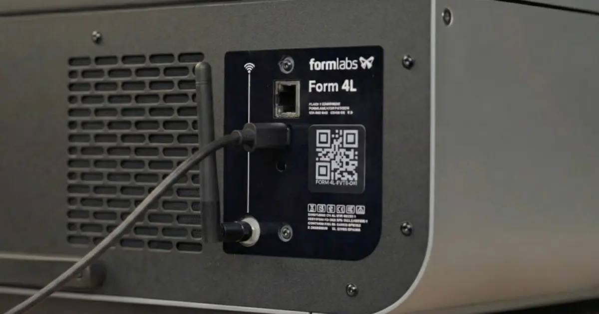 大型プリンター Form 4Lの背面ポート周辺。ポンプから伸びるUSB-Cケーブルを接続する位置