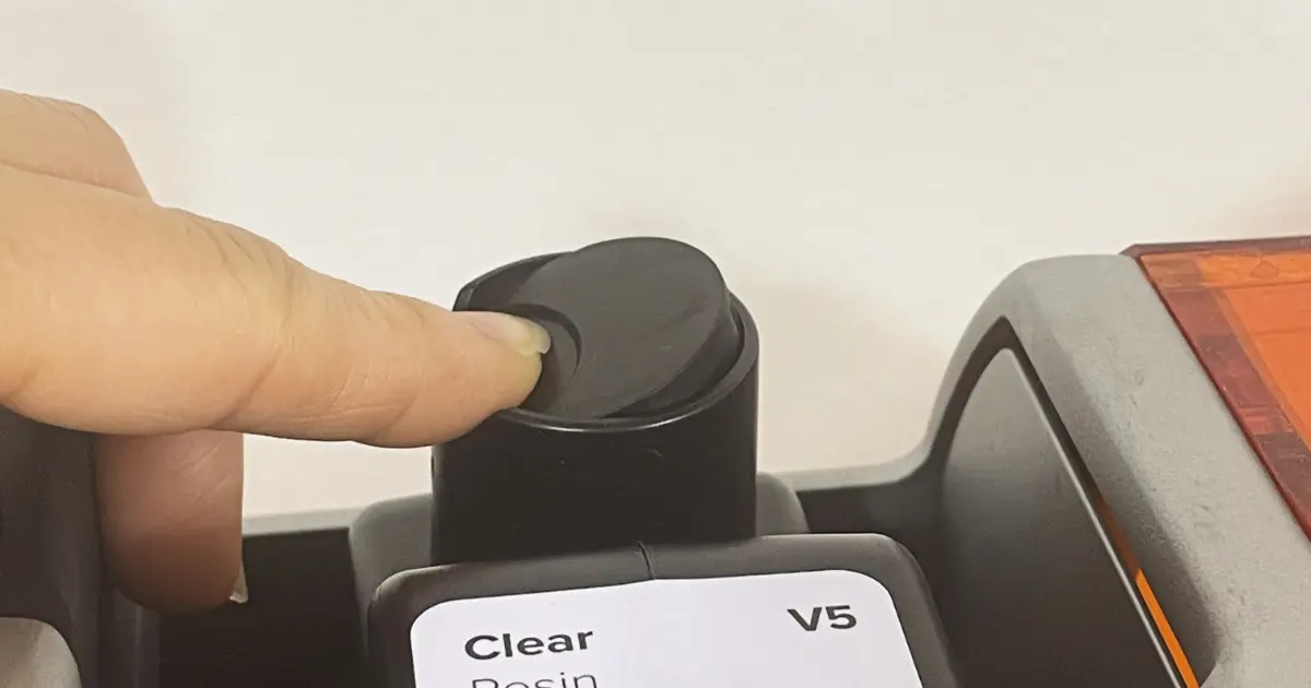 Form 4にセットされたレジンカートリッジの空気抜きキャップが開いている状態