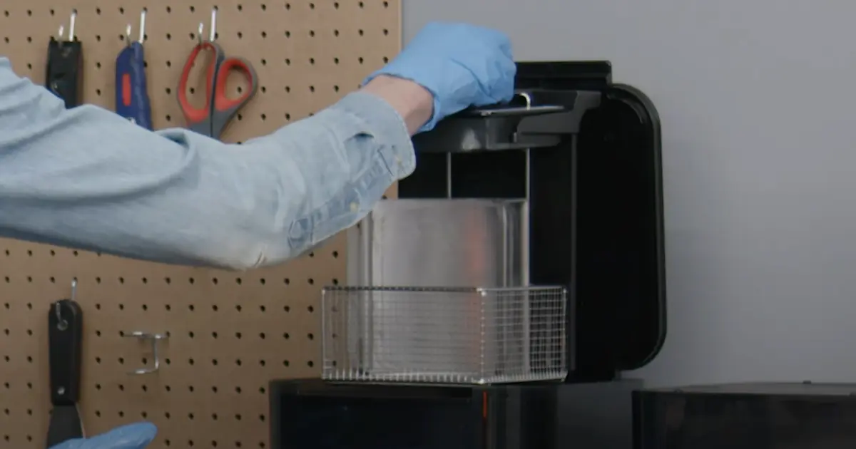 Form Washのバスケットに分解したシートとベースを入れて洗浄する様子