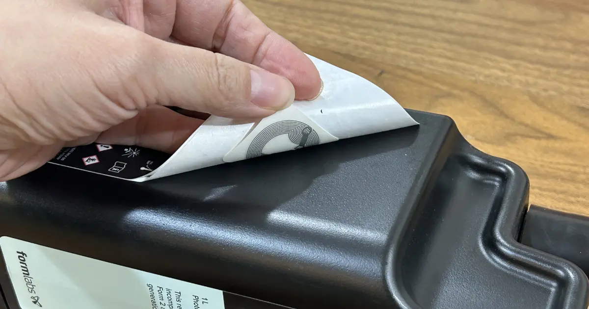 Form 4 カートリッジ側面下部のRFIDステッカー位置