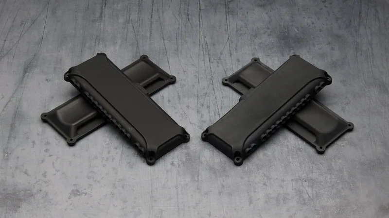 Formlabs Black Resin V5（左）とV4（右）の造形品質比較 — V5はより深い黒色とマットな質感
