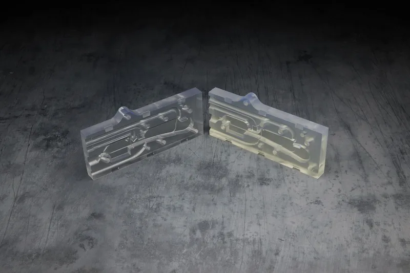 Formlabs Clear Resin V5（左）とV4（右）の比較 — V5はより高い透明度と色中性