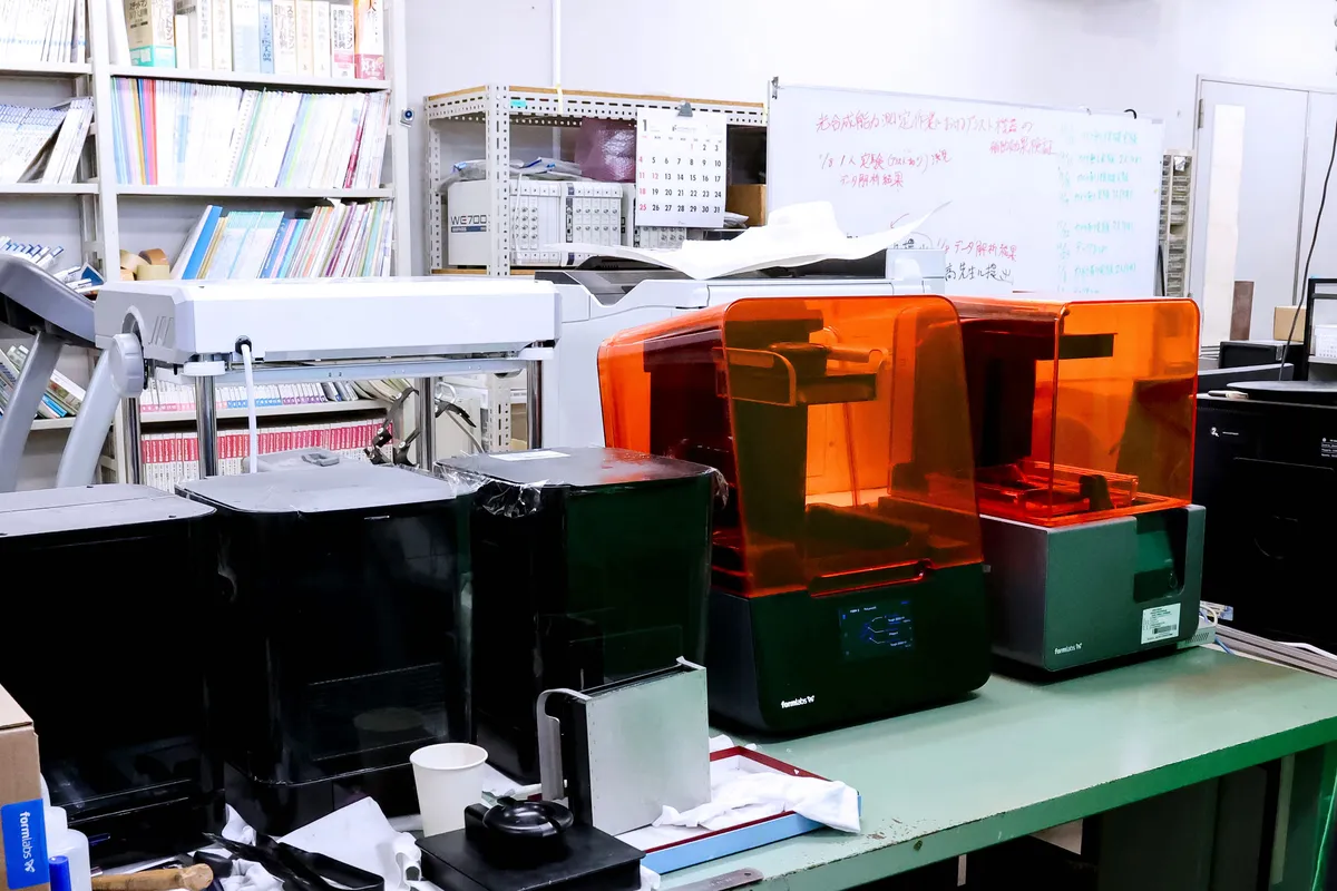 研究室に設置されたFormlabs Form 3と洗浄機
