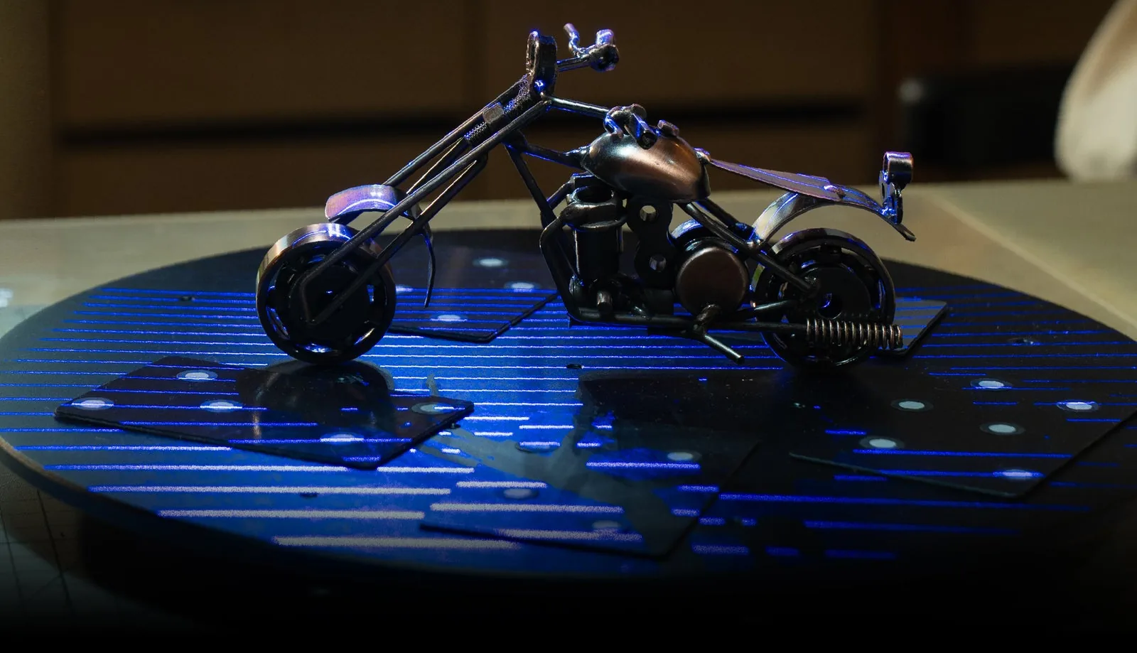 マーカーを貼ったスキャン台に金属製のバイク模型を載せてスキャンするところ