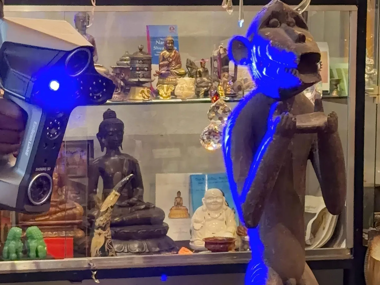 博物館の展示ケースの木彫像をスキャン