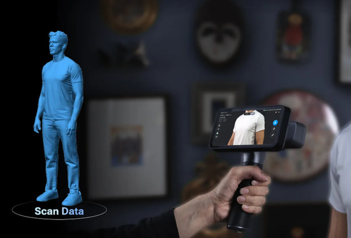 赤外線モードで人を全身スキャンしている様子と、左に出た 3D データ