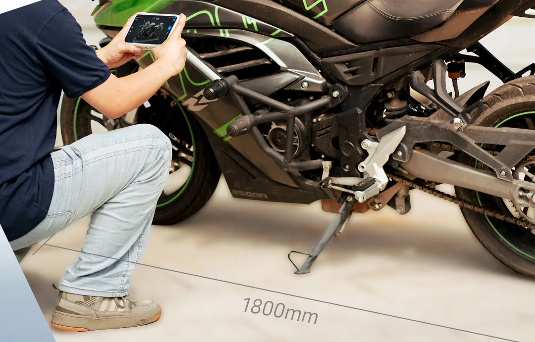 離れた位置からバイクをスキャンするところ