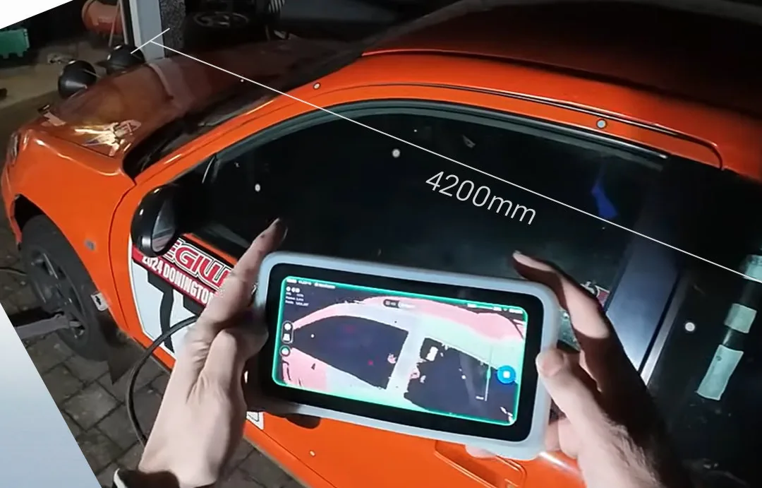 本体の画面を見ながら車体をスキャンする手元