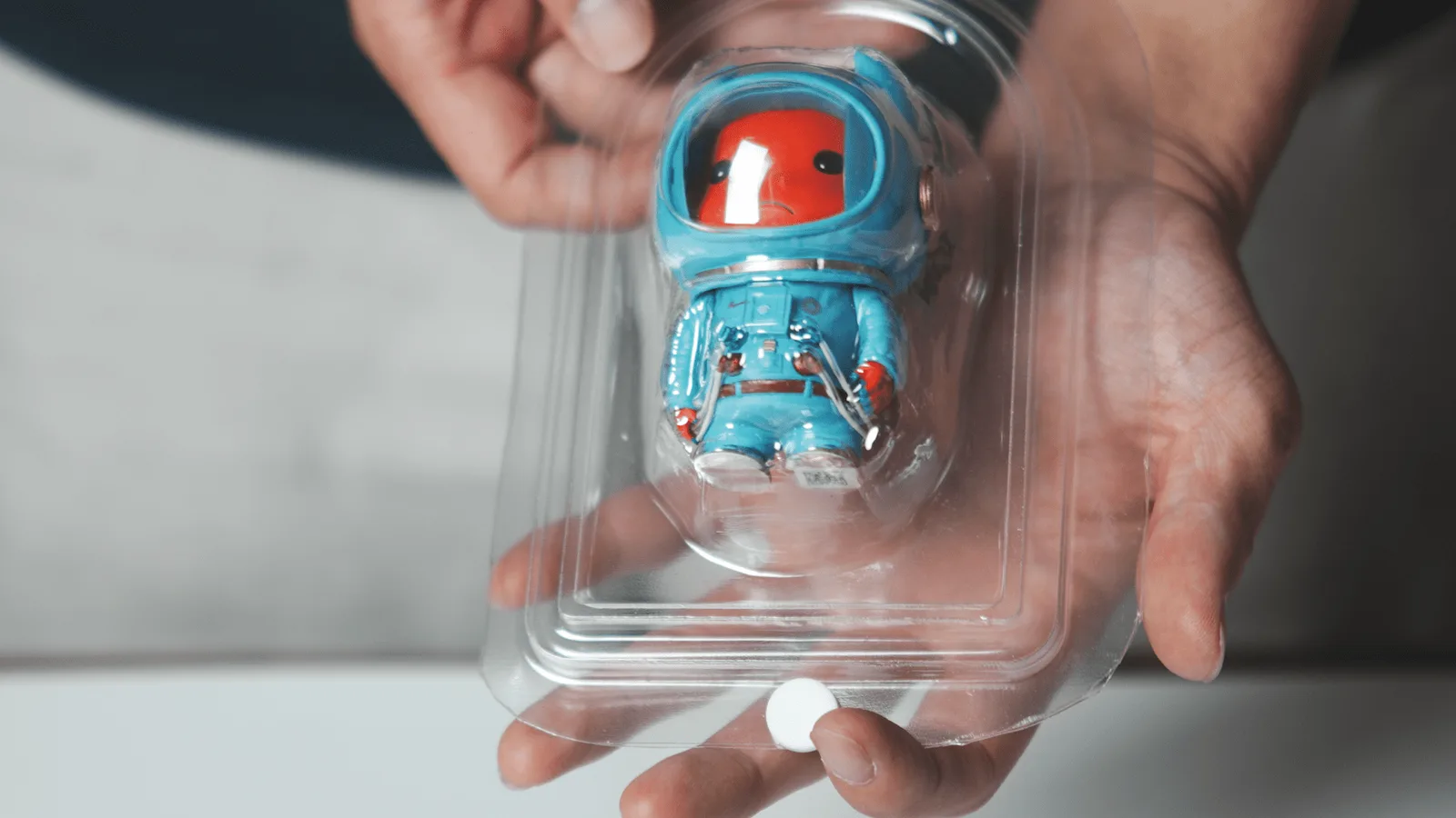 フィギュアを収めた二つ折りのブリスター