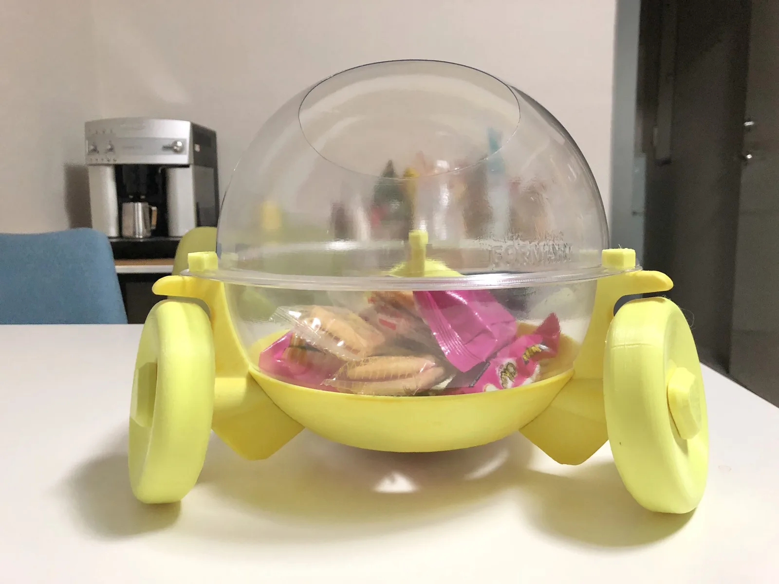 車輪付きの成形ドームにお菓子を詰めたスナックボックス