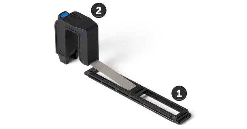 Form 4 のミキサーの構造図。長いレール状の部品に 1、黒いヘッド部分に 2 の番号が付いている