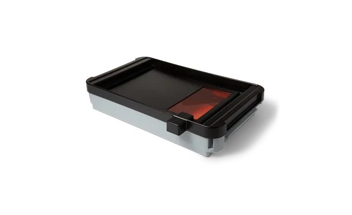 蓋を閉めた Form 4L のレジンタンク 1 枚。黒い蓋の下にグレーの枠が見える