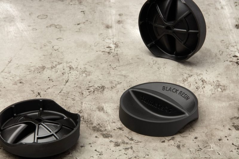 BLACK RESIN と刻まれた黒いキャップ状の造形品