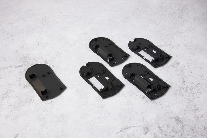 ブラックV5 で造形した黒いマウス形状の外装シェル 5 点