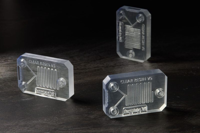 CLEAR RESIN V5 と刻まれた透明な流路チップ 3 枚