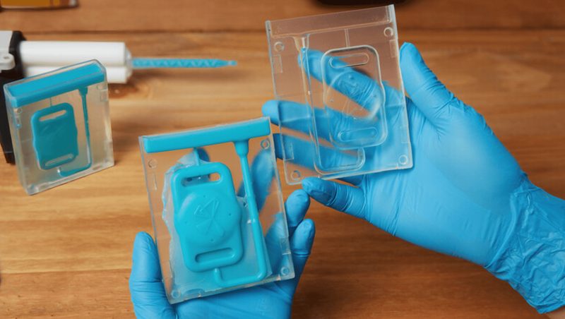 透明な型と、型から取り出した水色の成形品