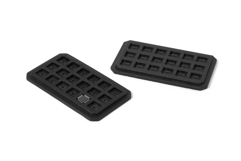 IC を 1 個ずつ収める角穴が並んだ、黒いチップトレー 2 枚