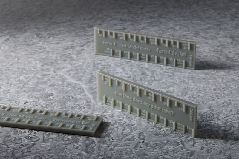 Form 4 Fast Model Resin と刻まれた、目盛り付きのグレーのサンプルカード 3 枚