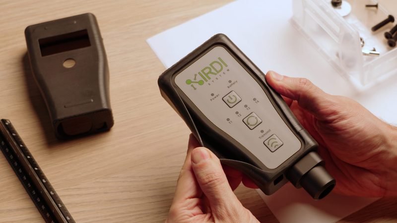 手のひらサイズの機器にかぶせた、フレキシブル80A で造形した黒い保護カバー