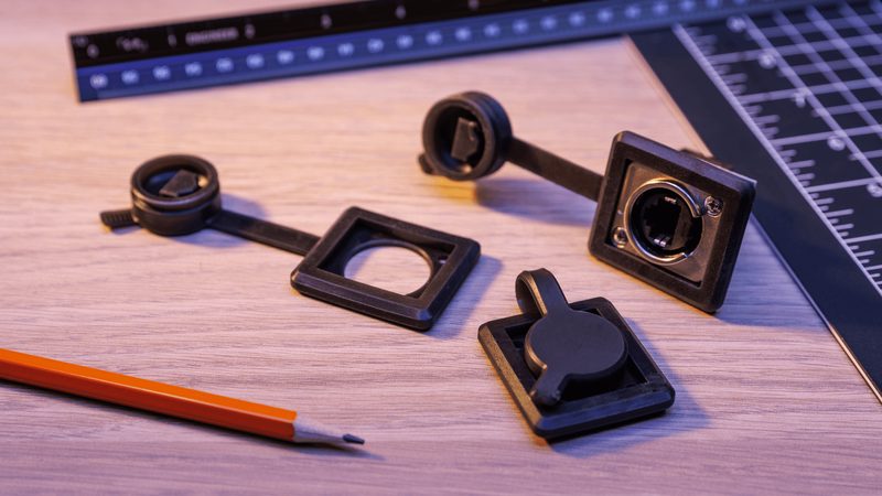 フレキシブル80A で造形した黒いコネクタ用の防塵キャップと角型ガスケット
