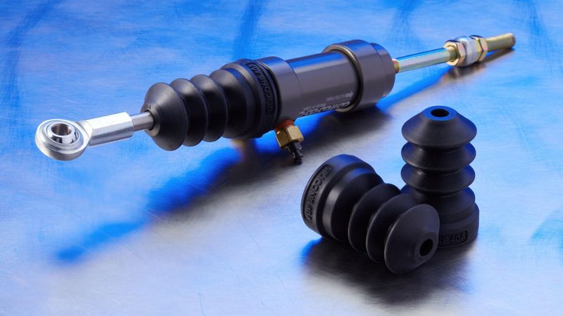 シリンダに組み付けた黒い蛇腹状のダストブーツと、単体のブーツ 2 個
