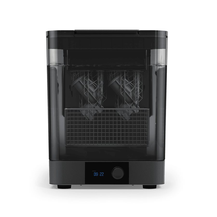 Form Wash（第 2 世代）の正面。透明な洗浄槽の中にサポート付きの造形品が入り、下部パネルに残り時間 09:22 が表示されている
