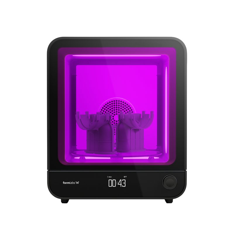 Form Cure(第 2 世代)の正面。紫色に光る庫内でターンテーブルの上のパーツを硬化している