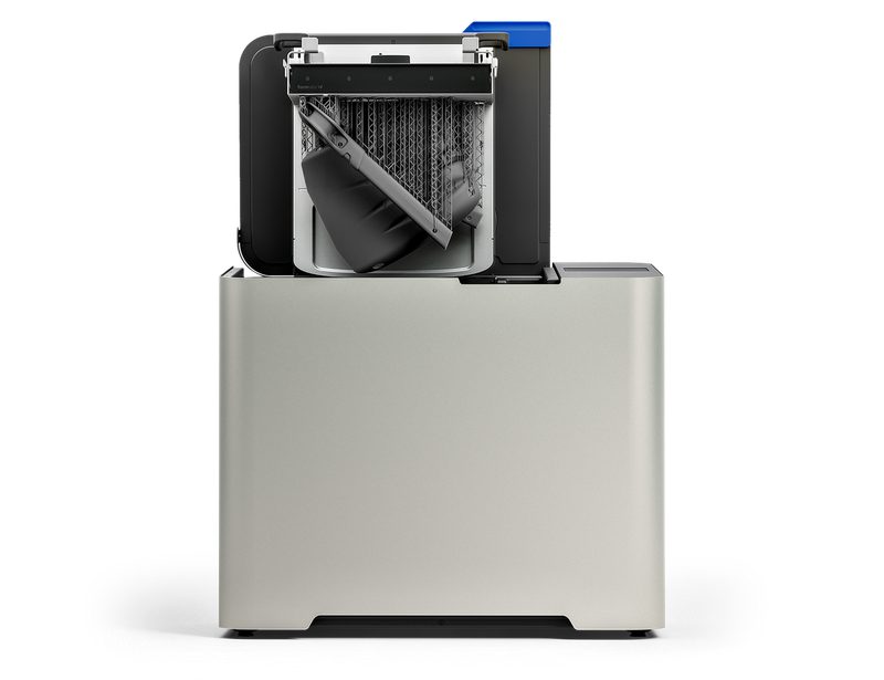 Form Wash L(第 2 世代)。上部のハッチを開き、バスケットに大型パーツを入れた状態