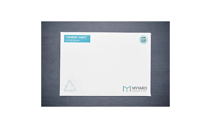 MyYard の LDPE シートの包装。白い袋に FORMING SHEET のラベルが貼られ、暗い机の上に平らに置かれている