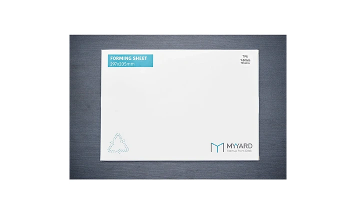 MyYard の TPU シートの包装。白い袋に FORMING SHEET のラベルが貼られ、暗い机の上に平らに置かれている