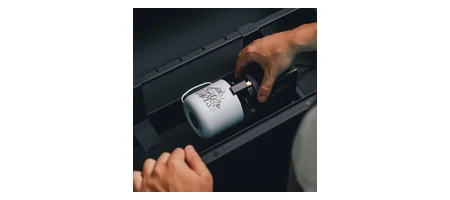 Beambox II の庫内でチャックロータリーにロゴ入りの白いタンブラーを取り付けている場面