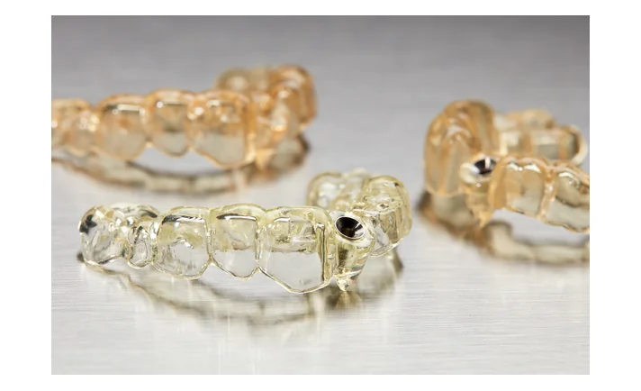 金属スリーブを入れた半透明のガイド